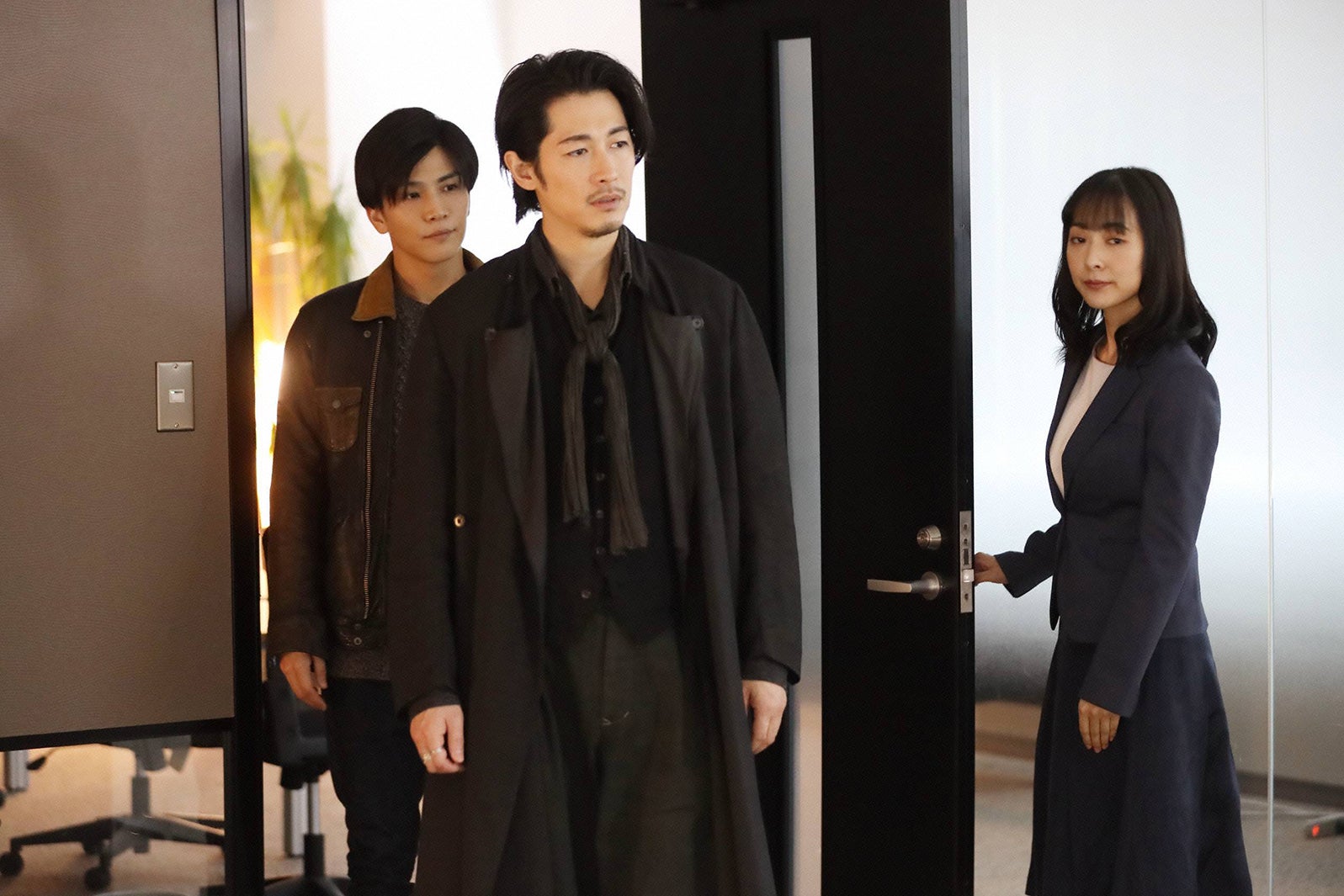 岩田剛典、ディーン・フジオカ／「シャーロック」第8話より（C）フジテレビ