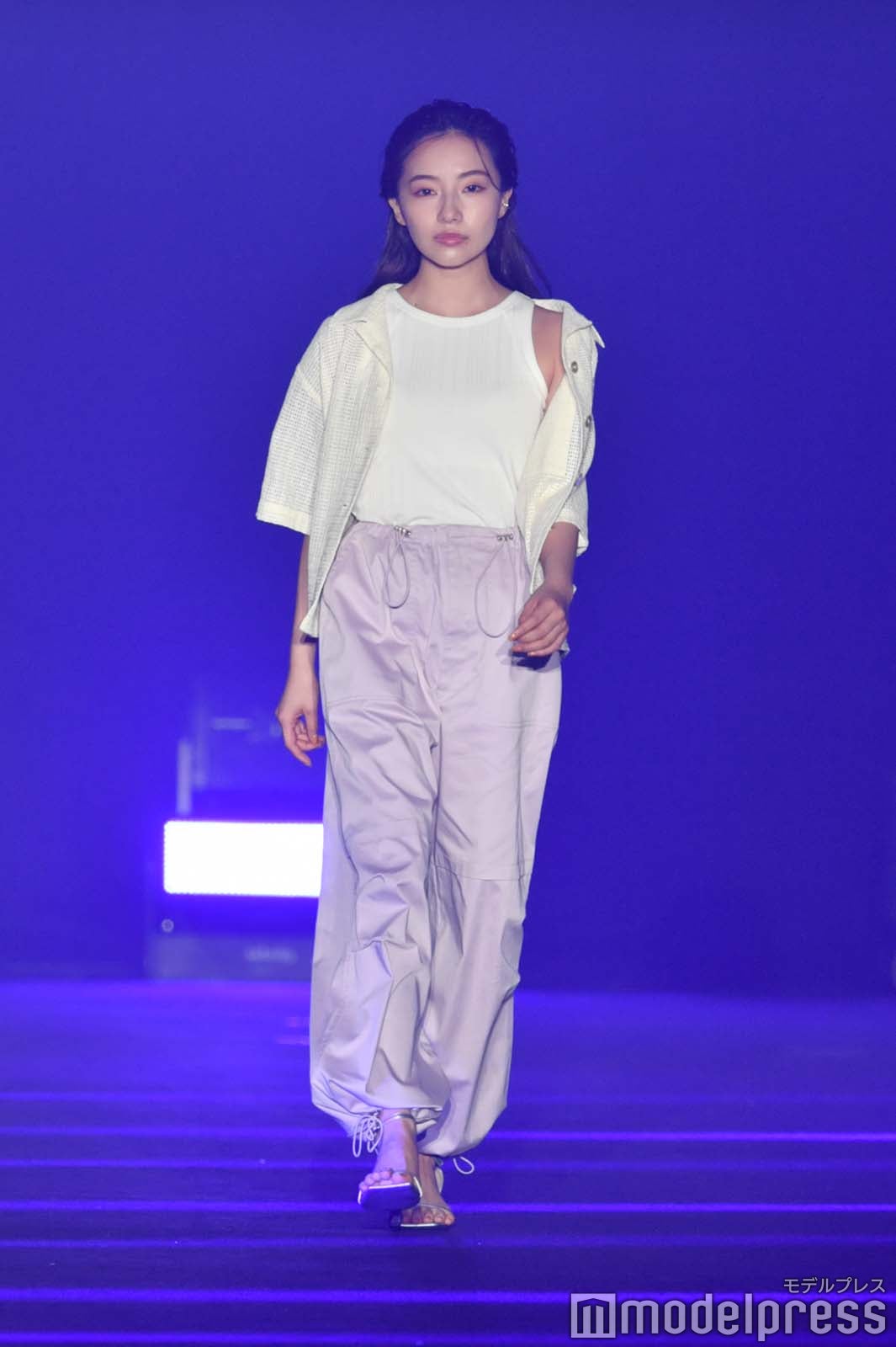 村瀬紗英、オールバックヘアかきあげクールな表情＜TGC 和歌山