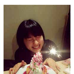 ケーキを前に喜びをあらわにする土屋太鳳／オフィシャルブログ（Ameba）より
