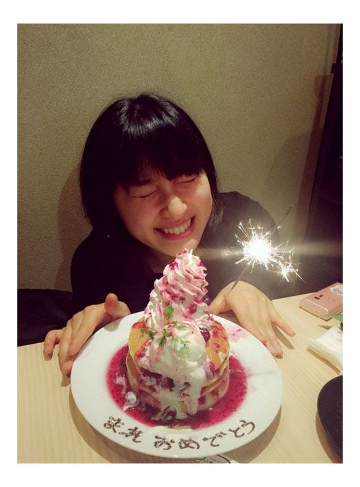 ケーキを前に喜びをあらわにする土屋太鳳/オフィシャルブログ(Ameba)より