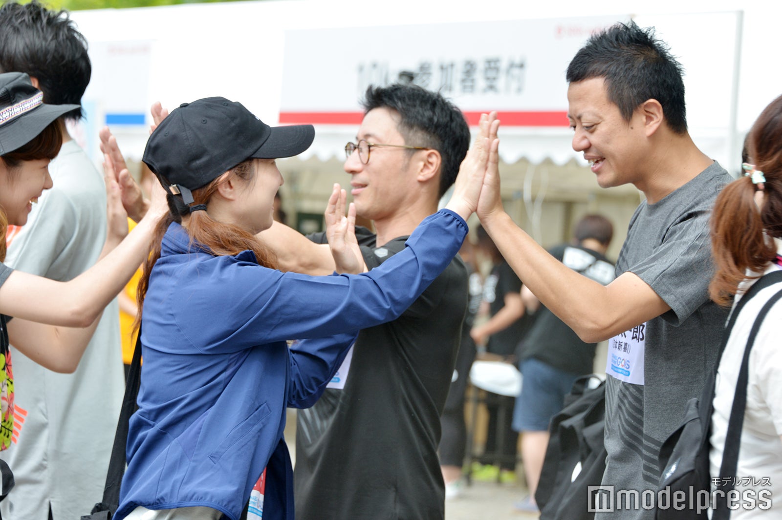 芸人とハイタッチしてからスタート（C）モデルプレス