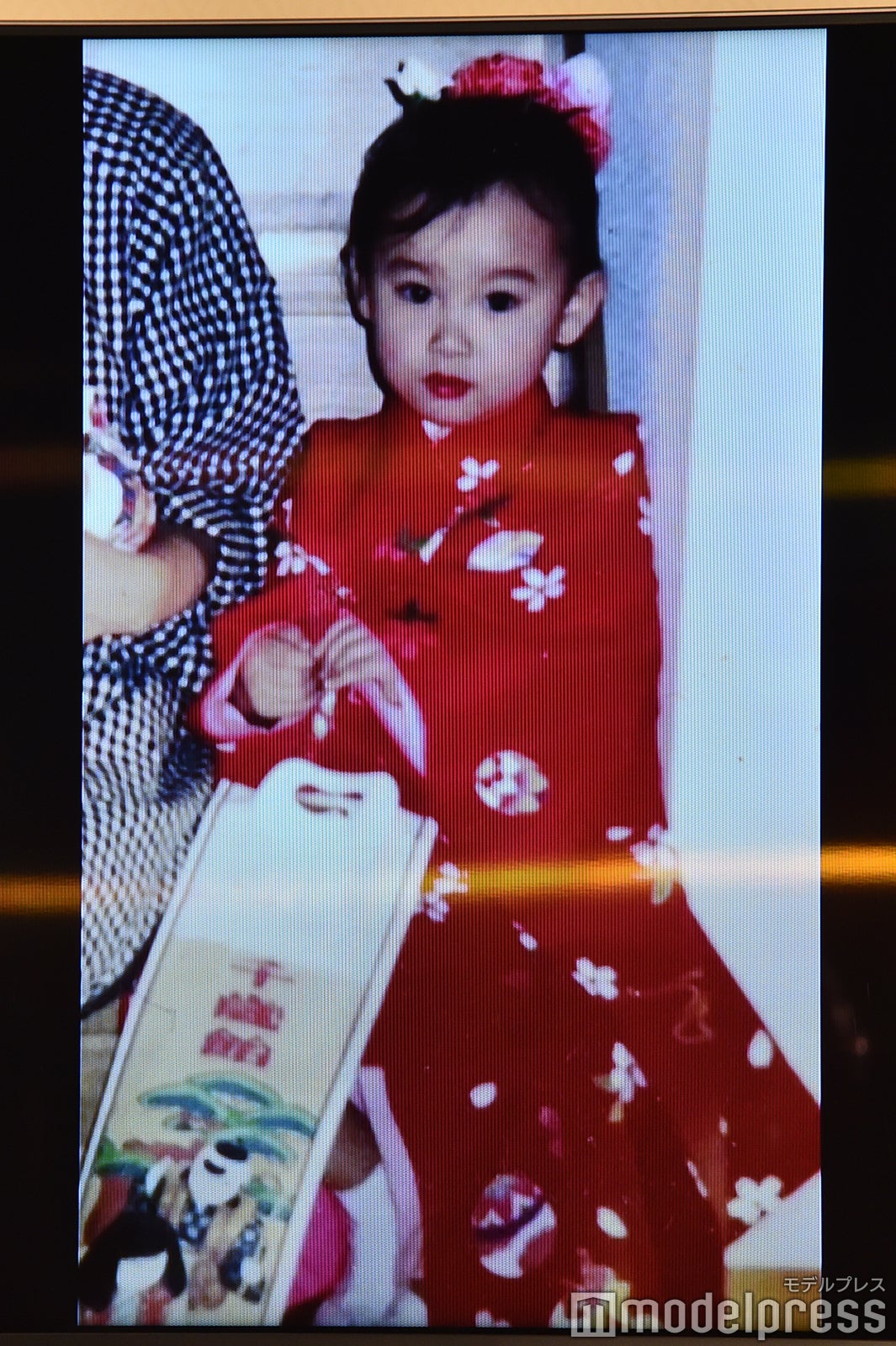 モニターに映し出された飯豊まりえの幼少期 （C）モデルプレス