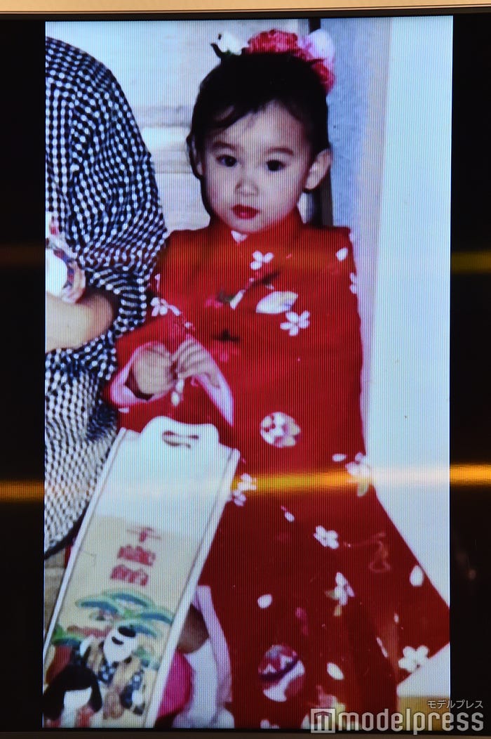 モニターに映し出された飯豊まりえの幼少期 (C)モデルプレス