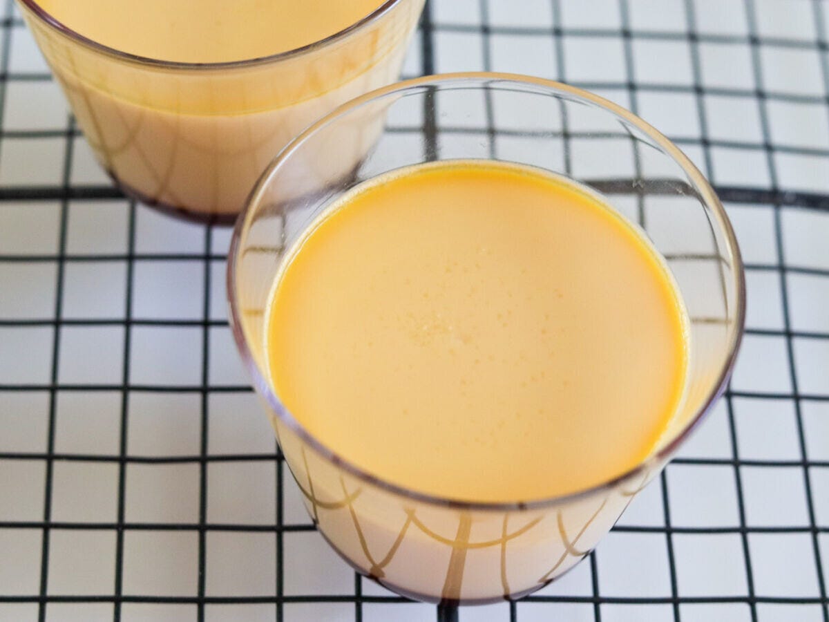 焼き上がったプリンをケーキクーラーの上で冷ましている俯瞰写真