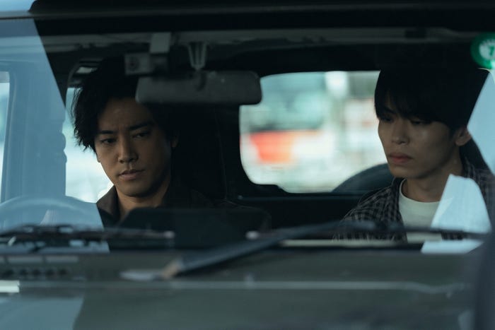 桐谷健太、影山拓也「Qrosの女」第3話(C)「Qrosの女」製作委員会