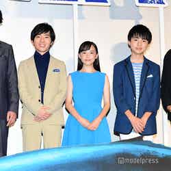 （左から）稲垣吾郎、浦上晟周、芦田愛菜、石橋陽彩、渡辺歩監督（C）モデルプレス