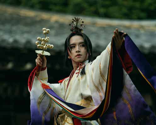 板垣李光人、女装姿で美貌放つ  “舞”披露する本編映像解禁【八犬伝】