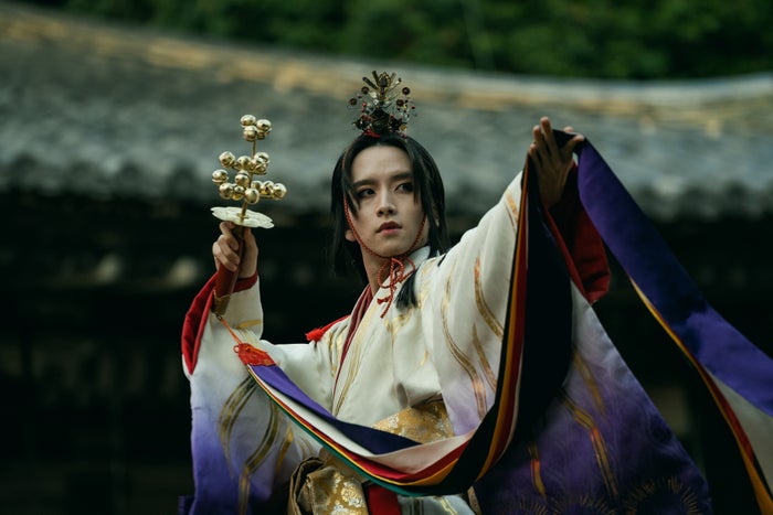 板垣李光人、女装姿で美貌放つ “舞”披露する本編映像解禁【八犬伝】