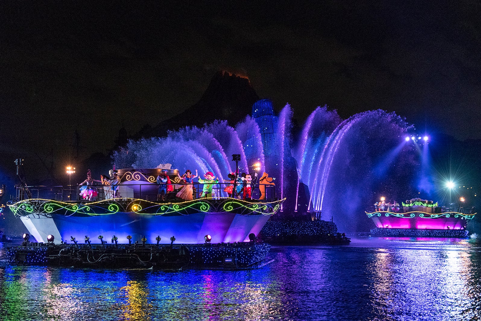 「ファンタズミック！」（C）Disney