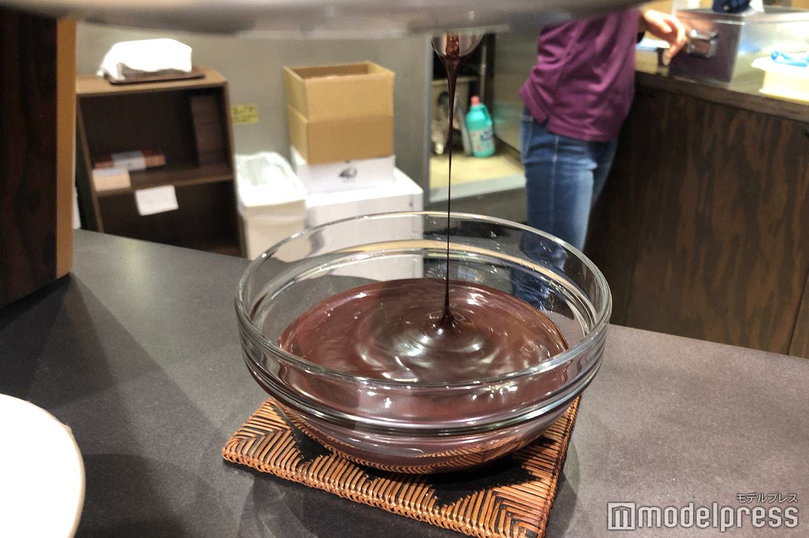 カカオをその場で挽いた出来立てのチョコが楽しめる（C）モデルプレス