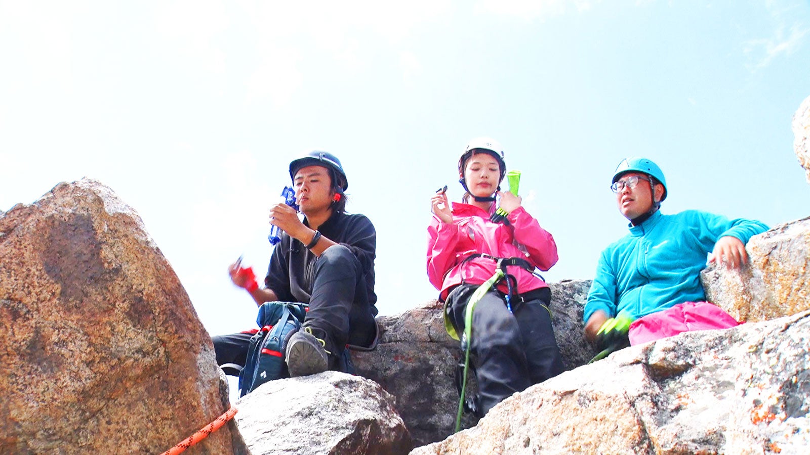 先に頂上まで登りきった英クン、みゃあ、たいぞー「あいのり：Asian Journey」シーズン2第22話より（C）フジテレビ