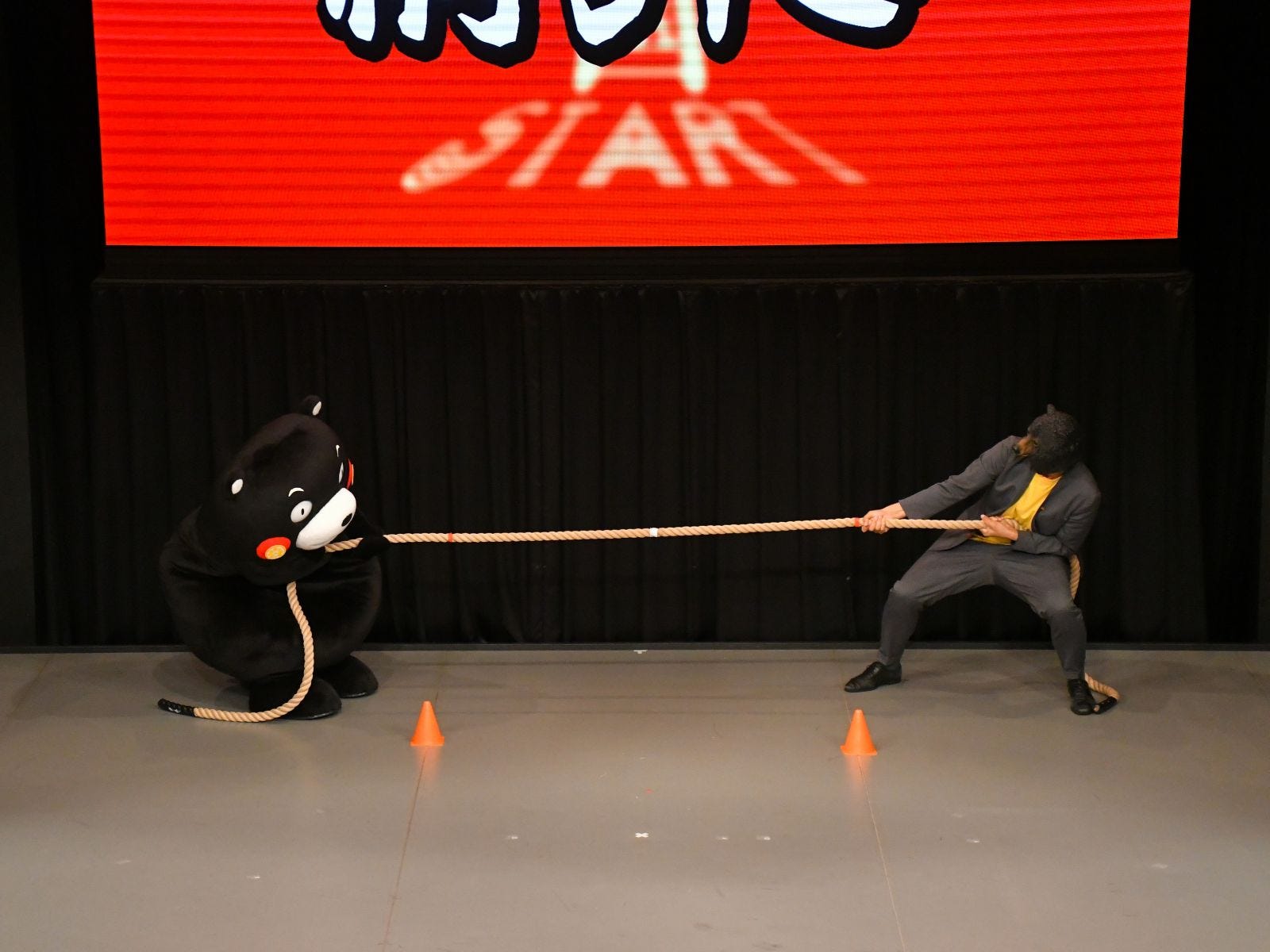 へっぴり腰で劣勢くまモン=5月17日、東京都渋谷区