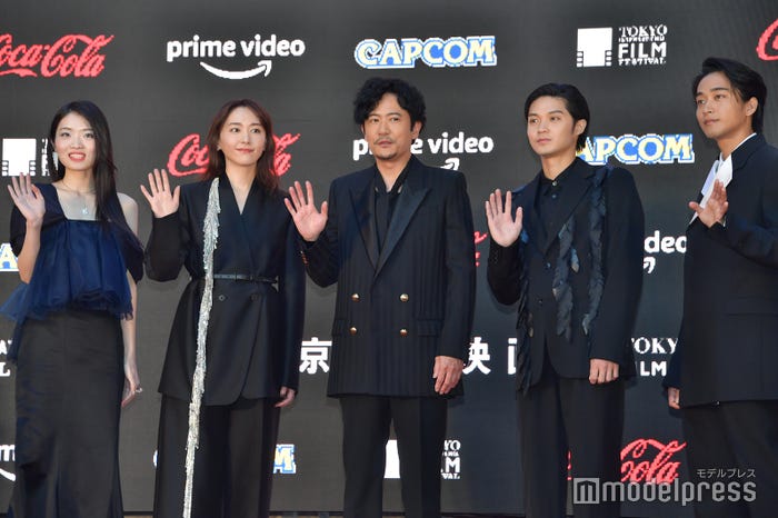 東野絢香、新垣結衣、稲垣吾郎、磯村勇斗、佐藤寛太(C)モデルプレス