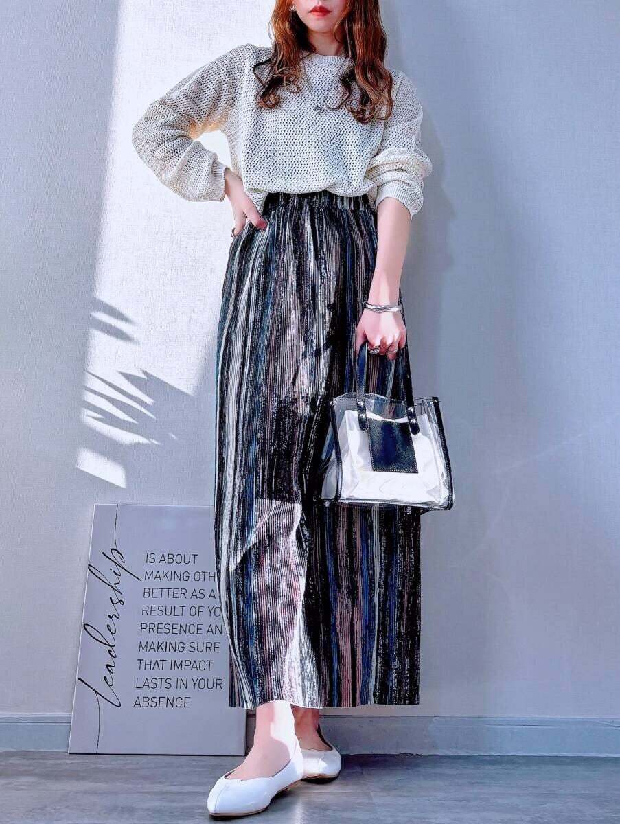 ユニクロの3Dメッシュクルーネックセーターナチュラル×ストライプワイドパンツのコーデ全身