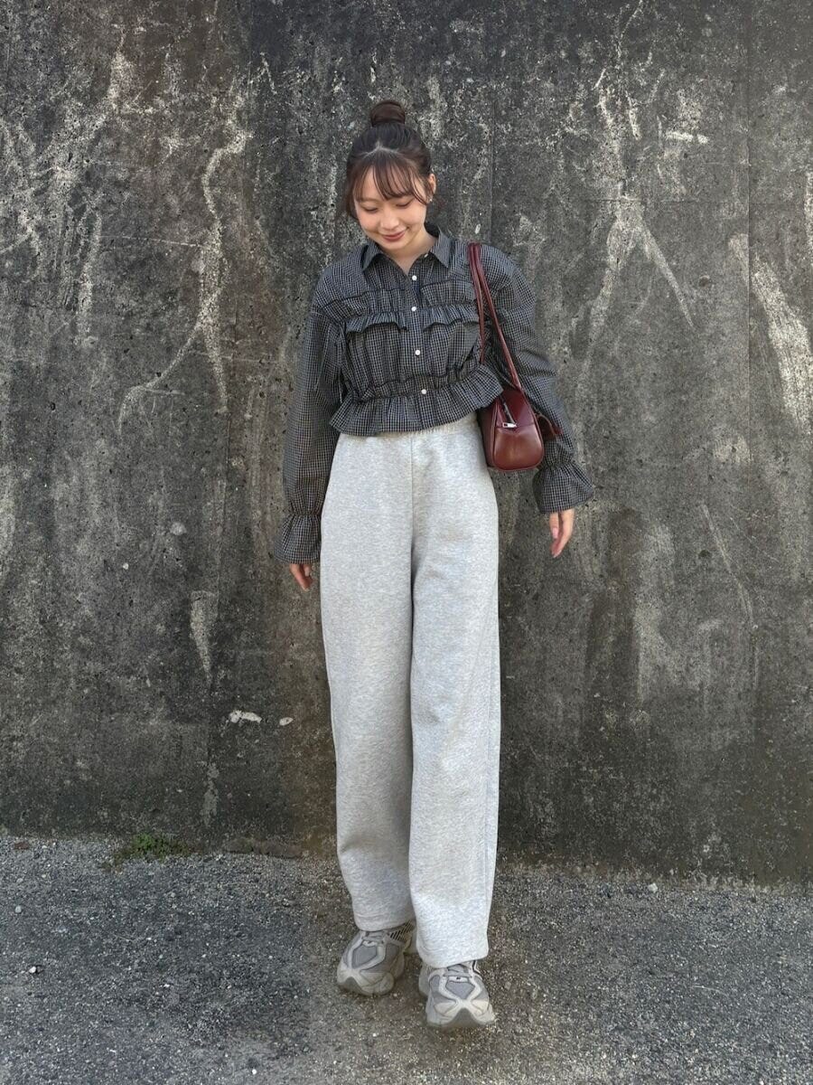 2026春大人女性グレースウェットパンツブラウスコーデ