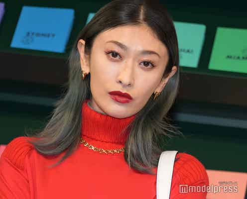 山田優、ショーパンから圧巻の美脚 幻想的ショットに「驚異の脚の長さ」「はしゃいでて可愛い」と反響