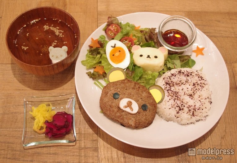 リラックマにコリラックマ、キイロイトリまで勢ぞろいした「リラックマなかよしハンバーグ定食」単品1，500円、ドリンクセット2，000円（C）2015 San-X Co．，Ltd．All Rights Reserved．