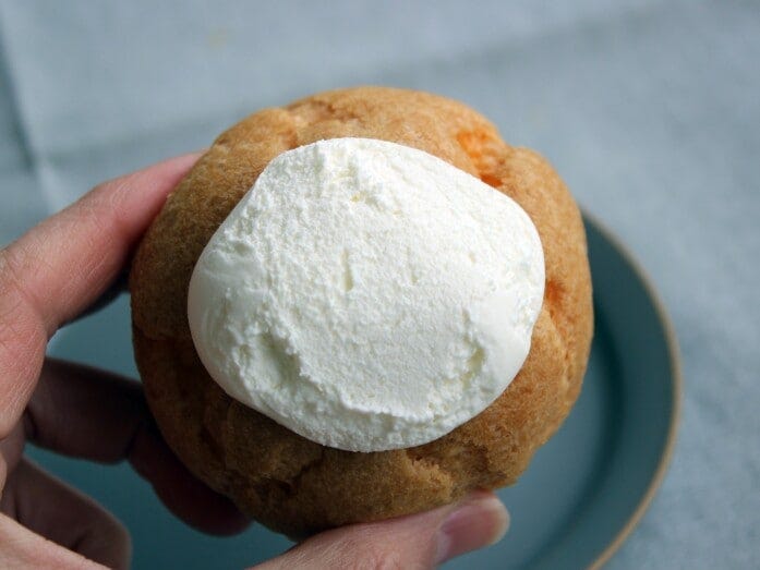 シューの表面にも、クリームがこんもり