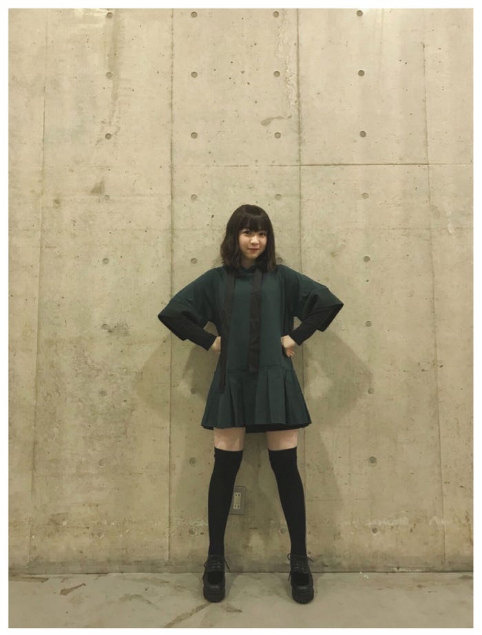 鈴木絢音のポーズを“真似っ子”した渡辺みり愛/渡辺みり愛オフィシャルブログより