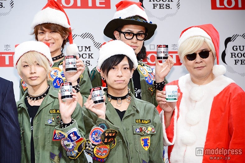 Thinking Dogs（上段左から時計回りに）Jun、わちゅ～、プロデューサーのサイモン利根川、大輝、TSUBASA