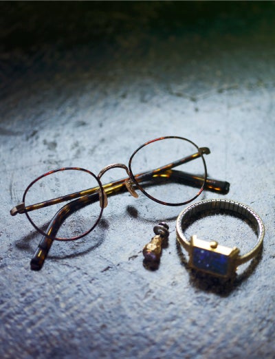 （左から）メガネ ￥28,000／BJ Classic Collection、ブローチ ￥37,500、ブレスレット ￥52,500／ともにTHE ARTEMISIAN（C）TOPLOG