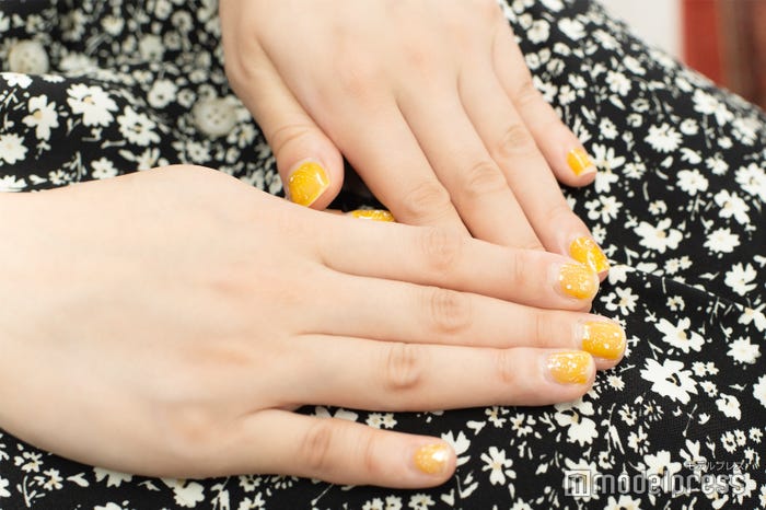 イエローのキラキラネイルが可愛い/尾崎由香(C)モデルプレス