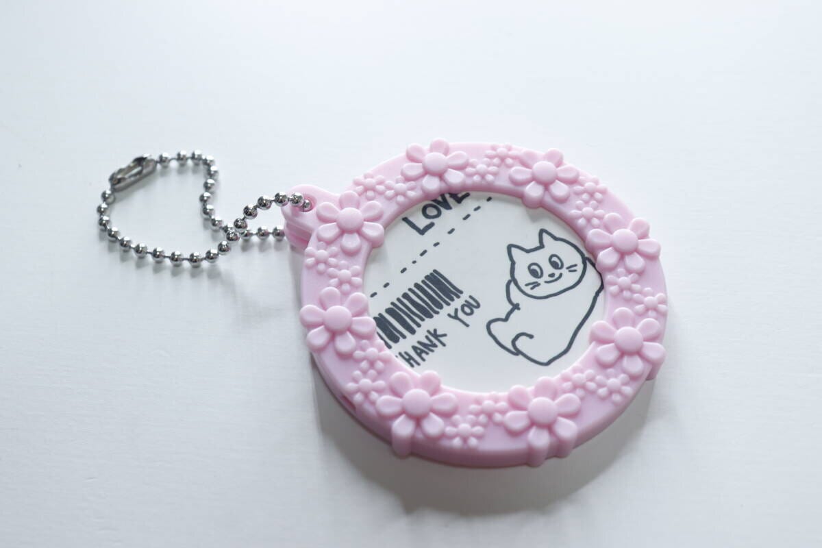 完成したミニフレームキットのキーホルダー。中に猫のイラスト