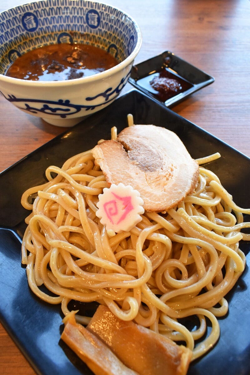 千葉県松戸市の「中華蕎麦とみ田」監修の、オリジナル辛味つけ麺