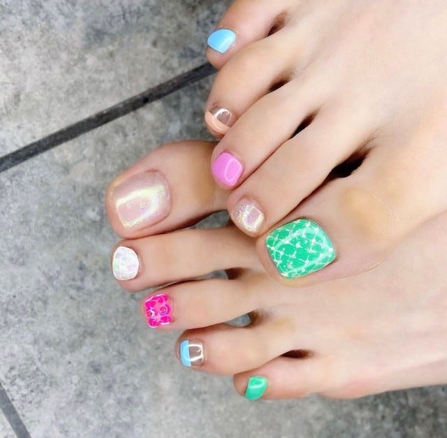今年の人気カラーは？今すぐ真似したい「夏のフットネイル」
