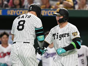 阪神 森下翔太が途中交代 コンディション不良とみられる 藤川監督「明日はまだ分かりません」 三回の守備から退く
