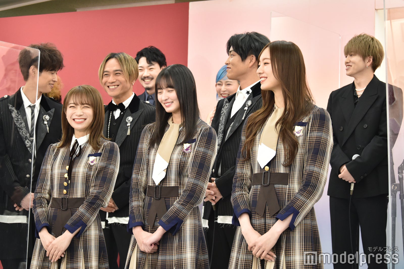 笑顔を見せるDA PUMP、乃木坂46 （C）モデルプレス