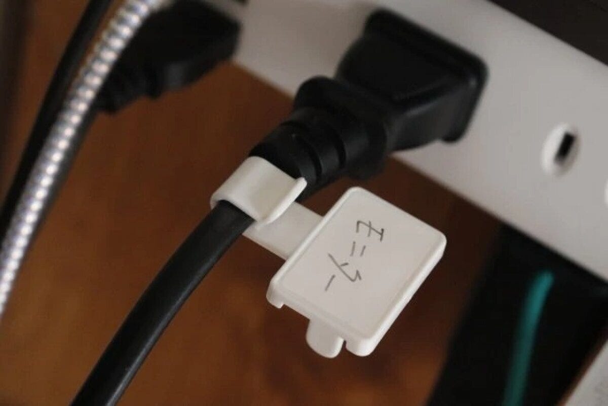 電源タップのケーブルに「モニター」と書かれたタグが付いているアップ 電源タップのケーブルに「モニター」と書かれたタグが付いているアップ