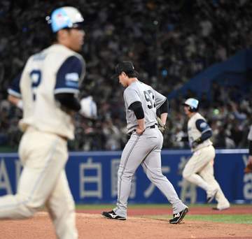 巨人 四回に失策が絡んで3失点 解説者「慌てましたね。ゲッツーを取れた」と判断ミスも指摘 直後に先発・井上がオスナに3ラン被弾