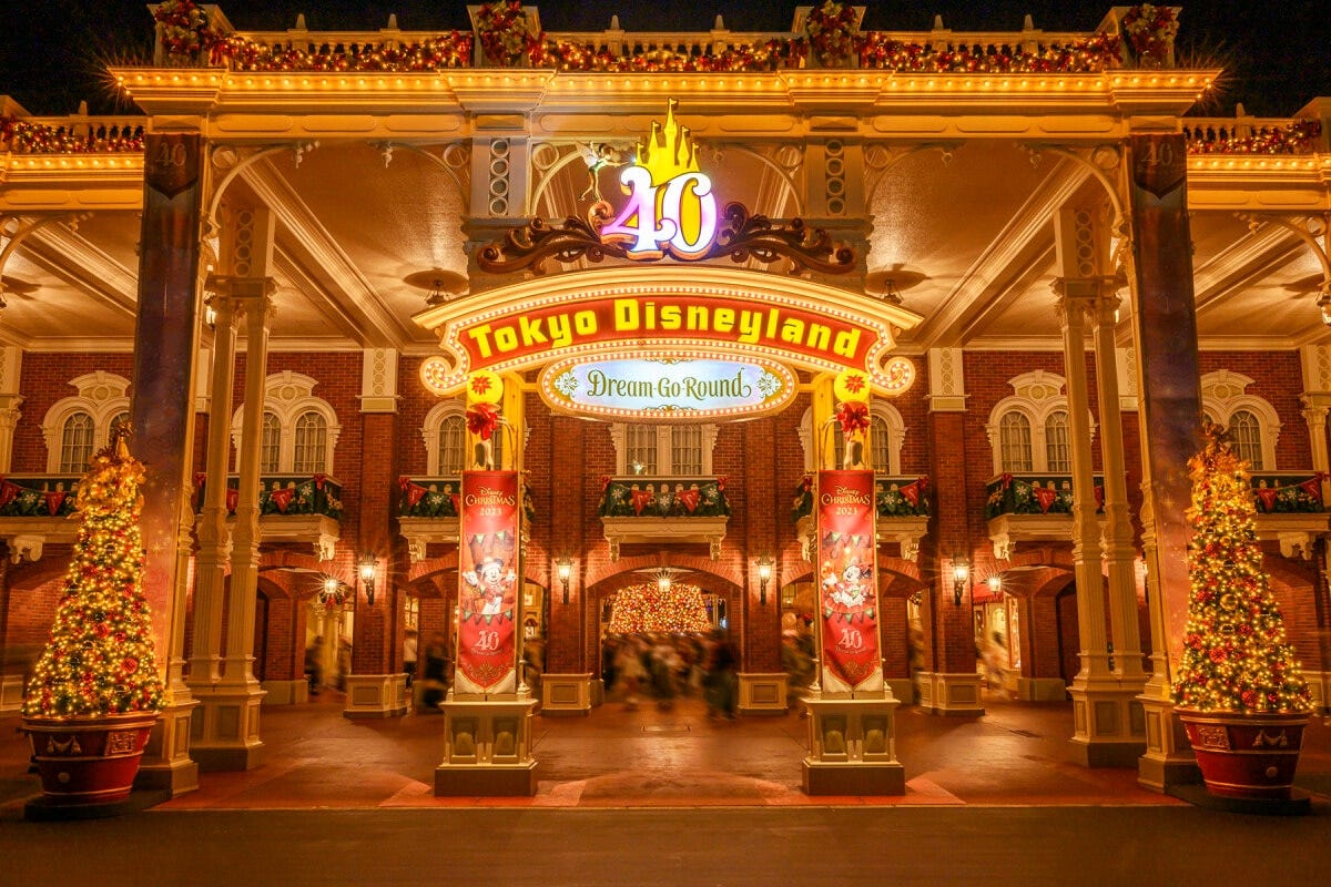 両脇のクリスマスツリーと40周年のマークが幻想的に光り輝きます