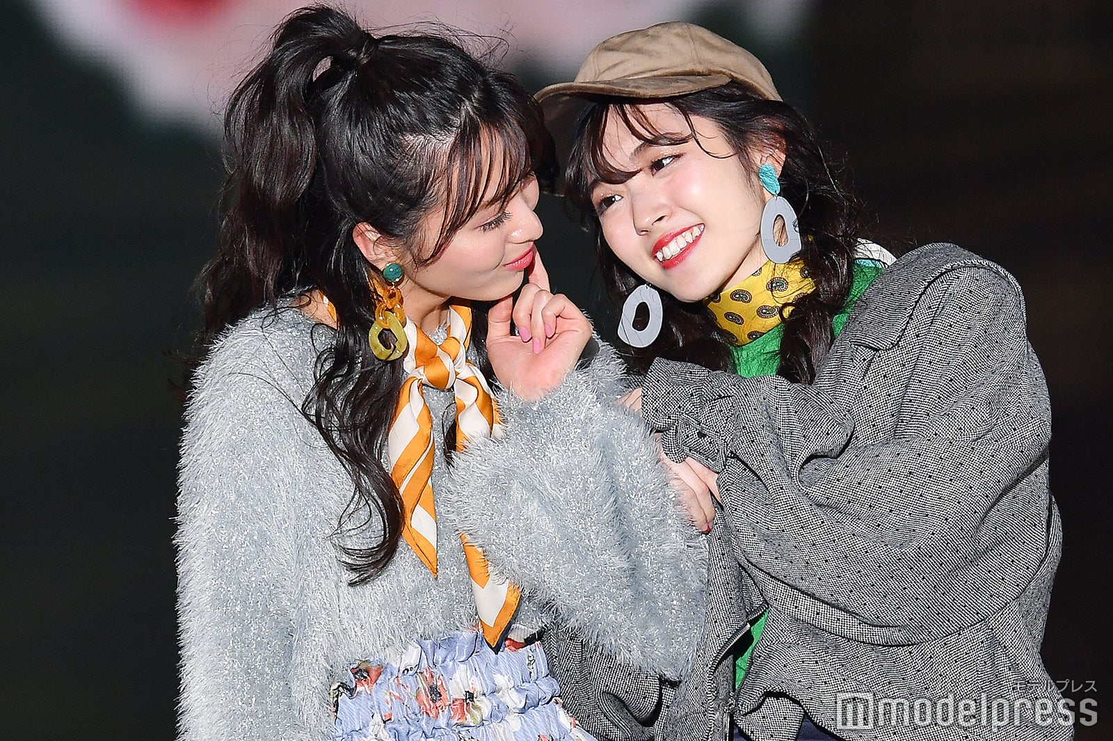 岡崎紗絵＆鈴木愛理（C）モデルプレス