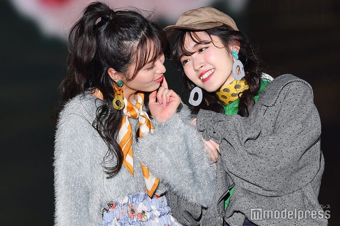 岡崎紗絵、鈴木愛理 (C)モデルプレス