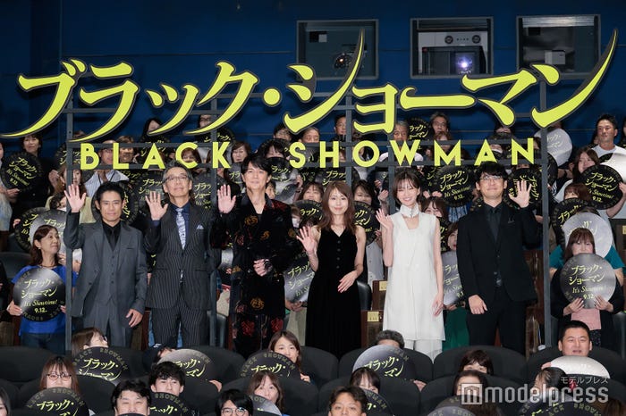 (左から)伊藤淳史、生瀬勝久、福山雅治、有村架純、岡崎紗絵、田中亮監督(C)モデルプレス