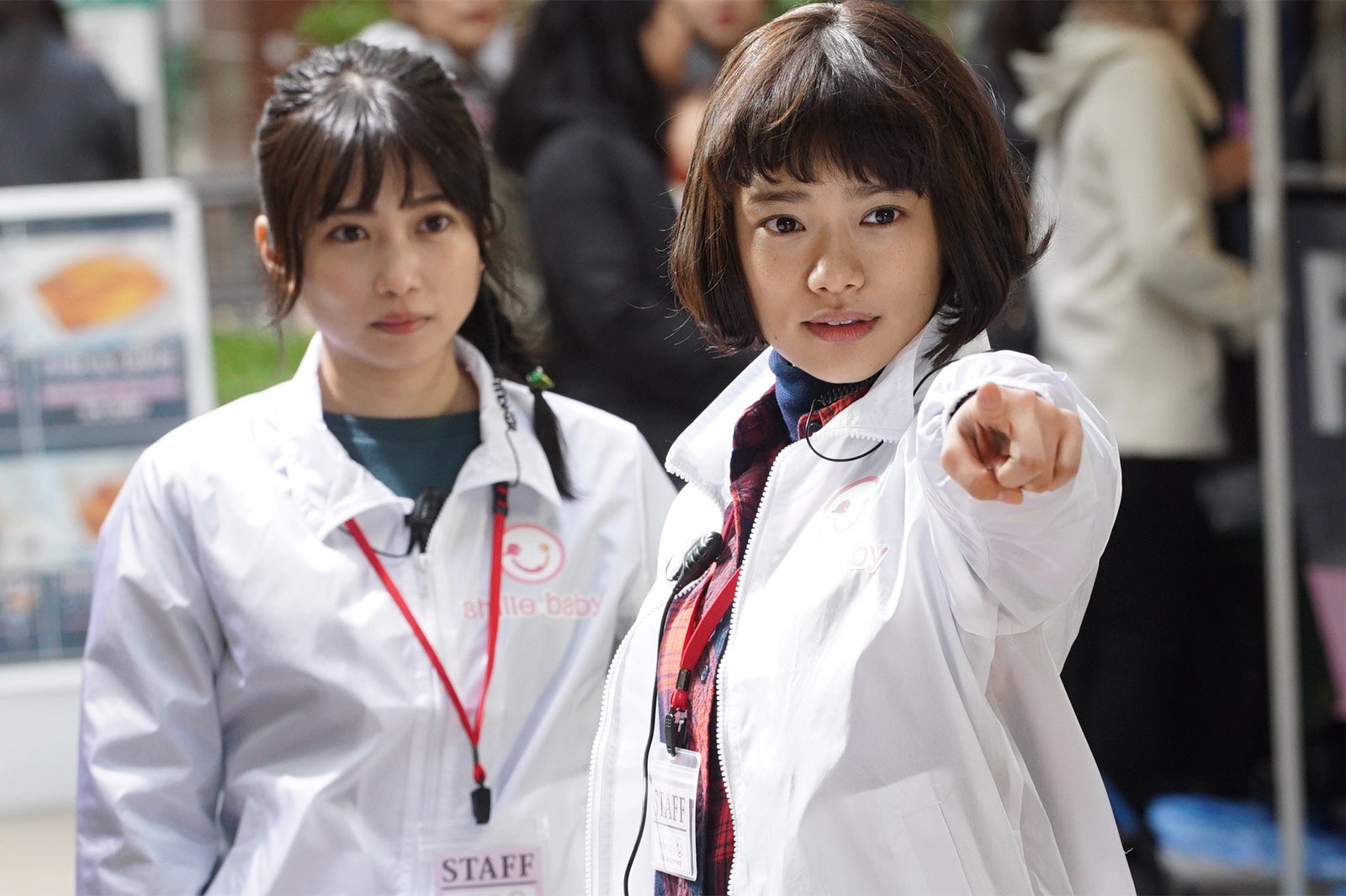 志田未来、杉咲花／「ハケン占い師アタル」第1話より（C）テレビ朝日