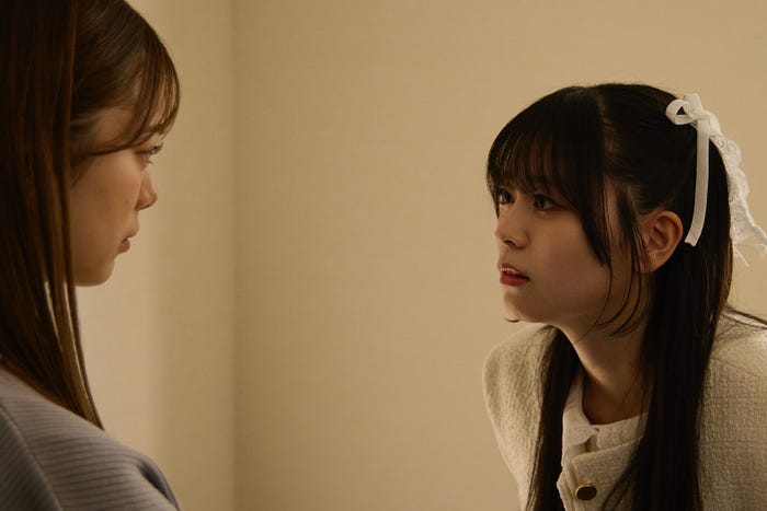 紺野彩夏、坂井仁香「復讐カレシ~溺愛社長の顔にはウラがある~」第4話(C)「復讐カレシ~溺愛社長の顔にはウラがある~」製作委員会・MBS
