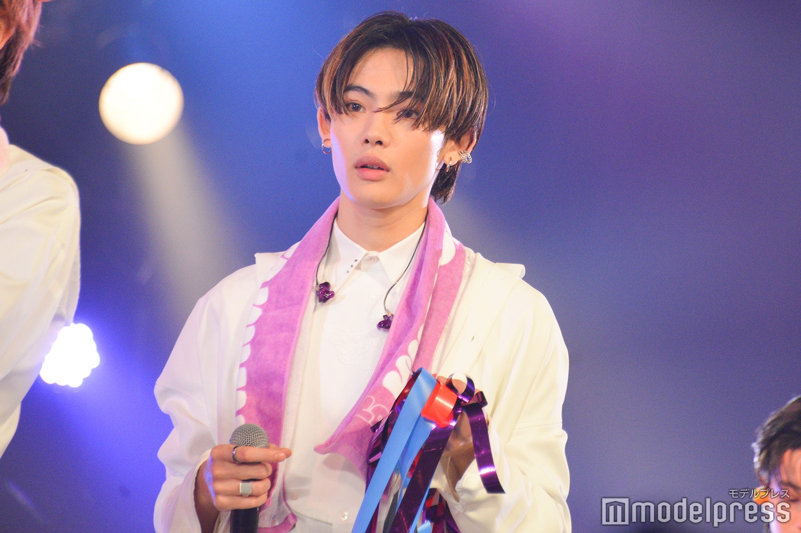 テープを持つNOA （C）モデルプレス