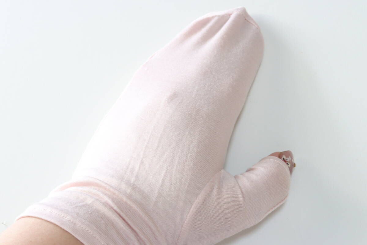 ダイソーのおうちケアミトングローブを装着する