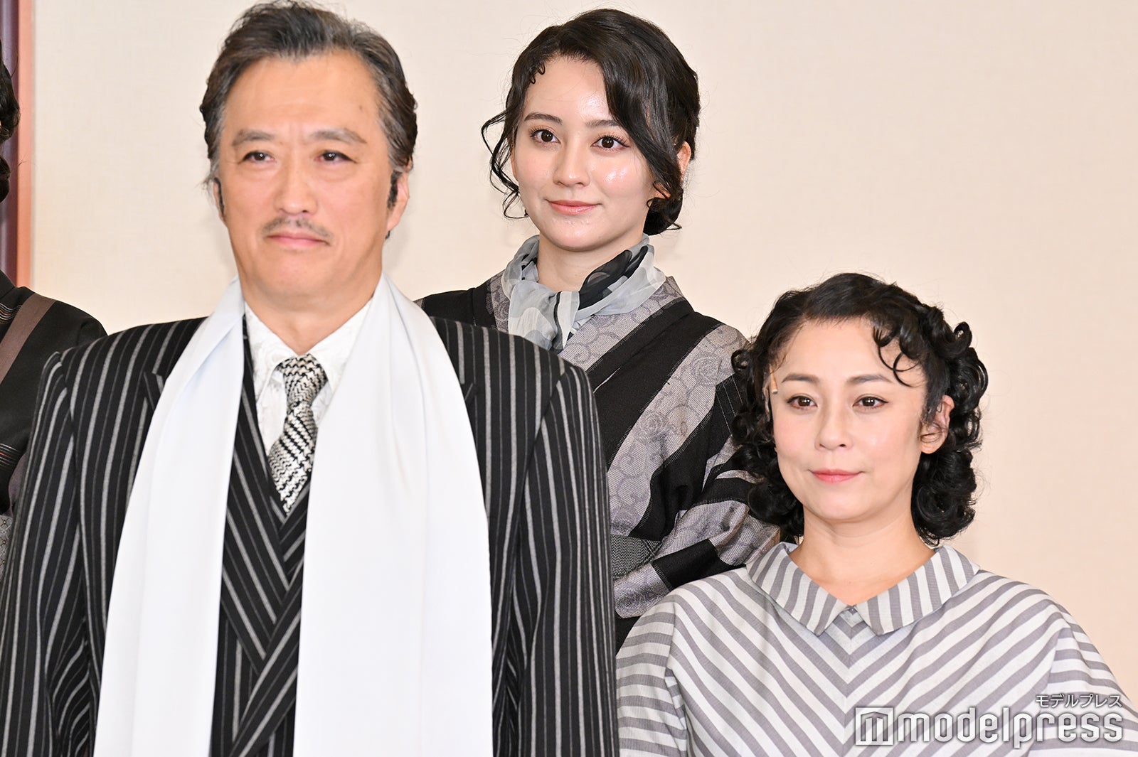 （左から）大鶴義丹、岡田結実、佐藤仁美（C）モデルプレス