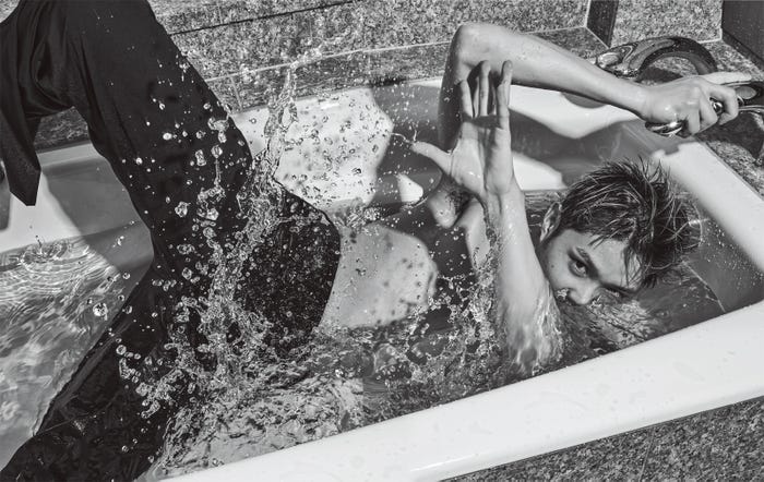 磯村勇斗お気に入りカット/写真集「PASSAGE」より(提供画像)