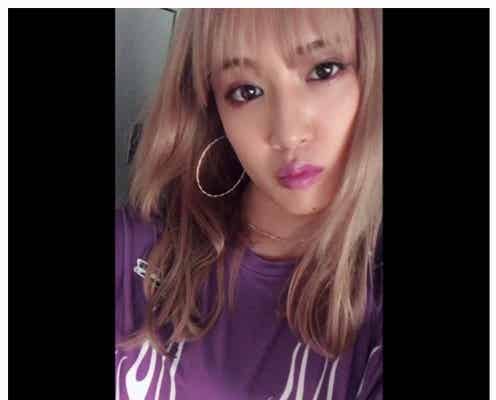 E-girls藤井夏恋、“パープルリップ”が最強にオシャレ!“ストリートコーデ×派手リップ”を真似したい