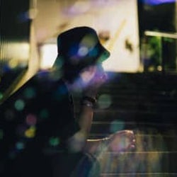 TikTok発、17歳のシンガーソングライター・suiを解き明かすインタビューを公開!