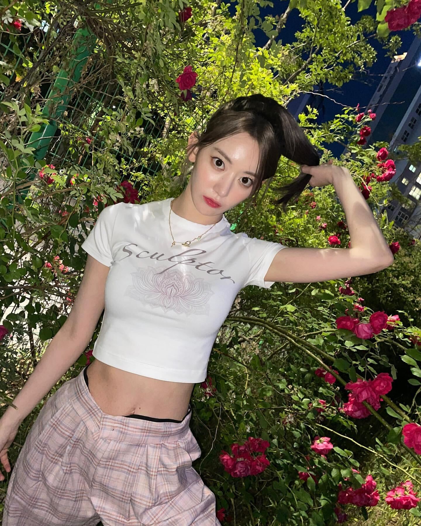 LE SSERAFIM宮脇咲良、美ウエスト際立つ私服姿が話題 カズハと日本語ではしゃぐ動画にも「仲良し」「可愛い」の声