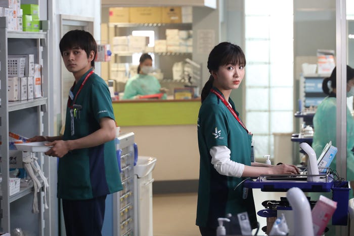 北村匠海、岡崎紗絵「ナイト・ドクター」第1話より(C)フジテレビ