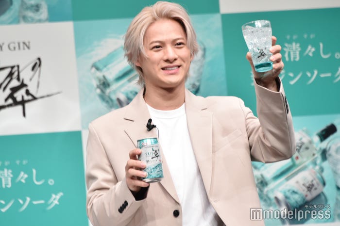 笑顔で乾杯する平野紫耀(C)モデルプレス