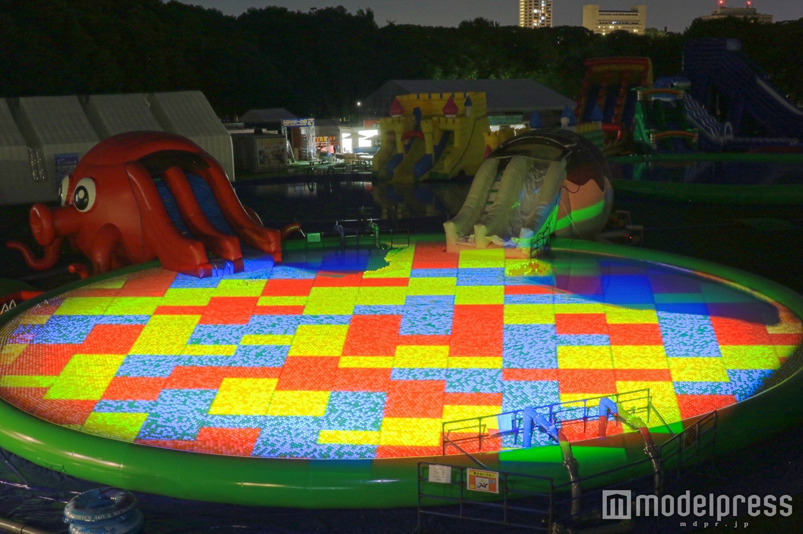 カラーボールが投入されたプールゾーン／画像提供：ハウステンボス