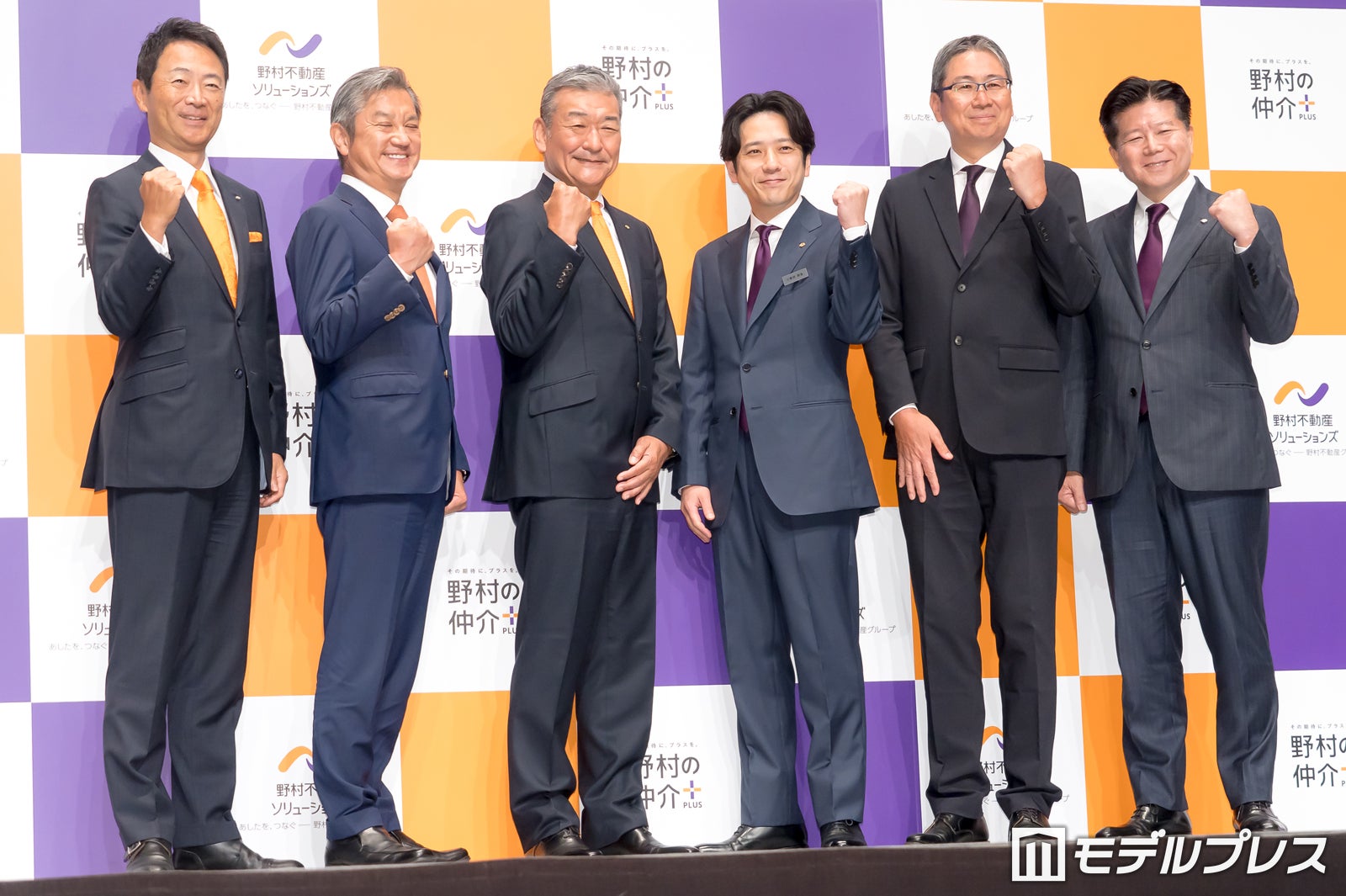 井上本部長、大野本部長、日比野社長、二宮和也、福地副社長、中村本部長（C）モデルプレス